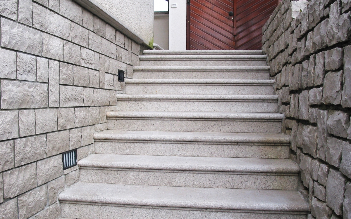 Zunanje stopnice nedrsec kamen