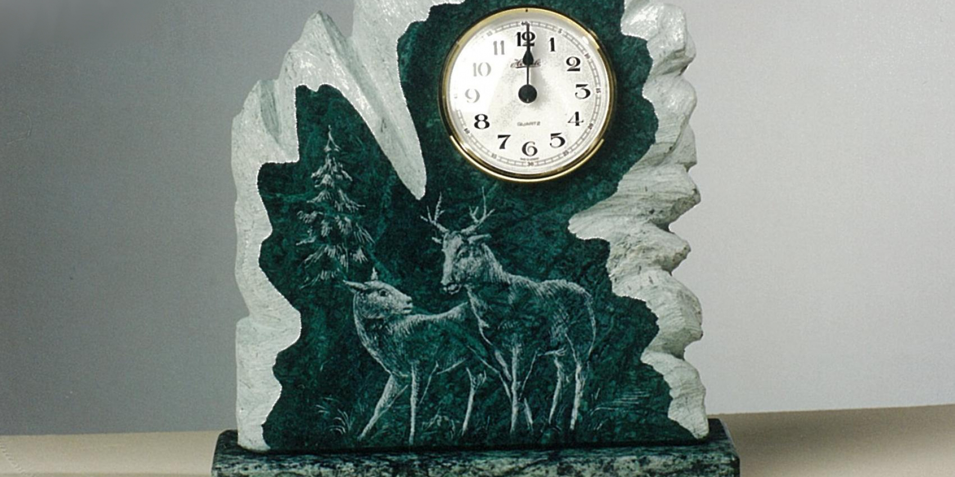 Namizna ura z gravuro