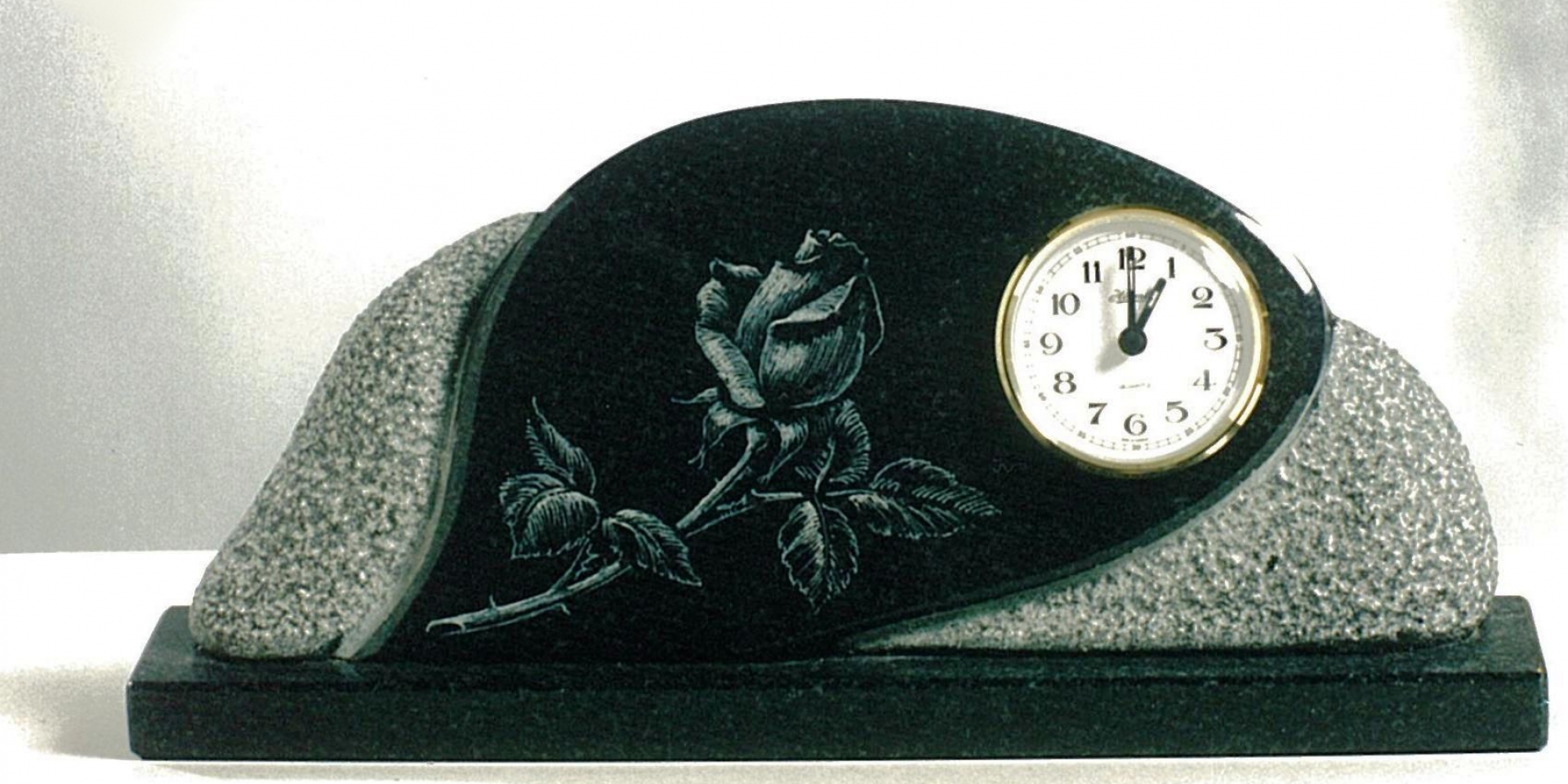 Namizna ura z gravuro